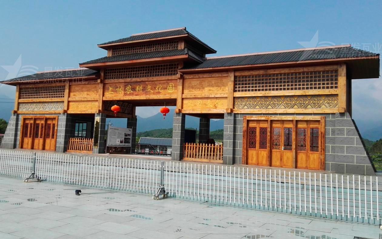合成樹(shù)脂瓦為旅游景點(diǎn)增添了色彩與生機，集美觀(guān)與實(shí)用于一身！